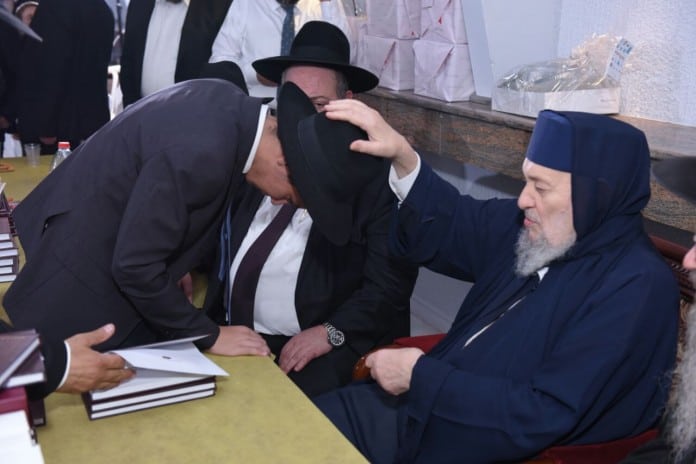 האדמור ברוך אביחצירא מברך