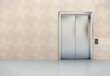 המעלית עצרה באמצע הדרך והתיירת נפצעה קשה