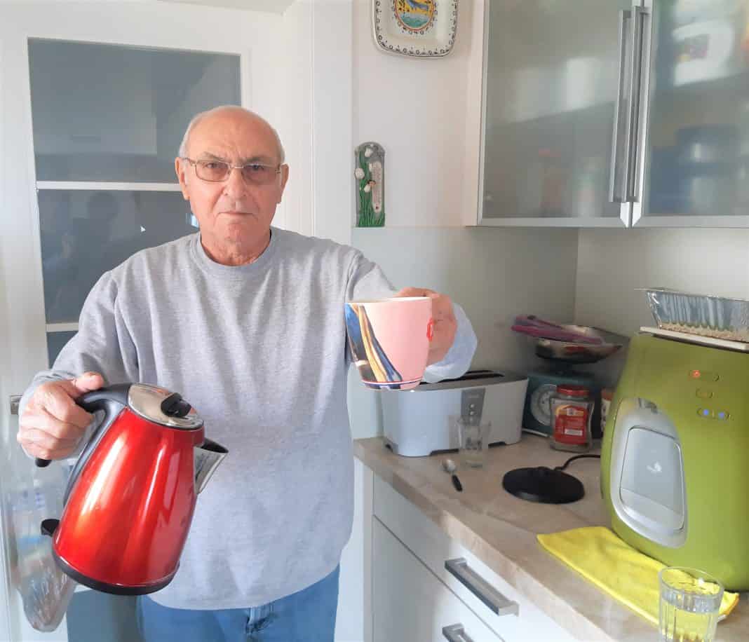 נולד למשפחה הנכונה, אך לא בתקופה הנכונה. ארז במטבח ביתו (צילום: דוד חרמץ) נולד למשפחה הנכונה, אך לא בתקופה הנכונה. ארז במטבח ביתו (צילום: דוד חרמץ)