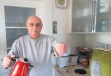 הצופן הגנטי: "כשהייתי בן 4 אימא זרקה אותי מעבר לגדר הגבול. 'רוץ ואל תעצור גם אם תשמע יריות'" נולד למשפחה הנכונה, אך לא בתקופה הנכונה. ארז במטבח ביתו (צילום: דוד חרמץ)