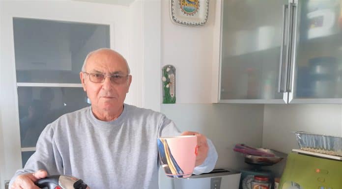 נולד למשפחה הנכונה, אך לא בתקופה הנכונה. ארז במטבח ביתו (צילום: דוד חרמץ)