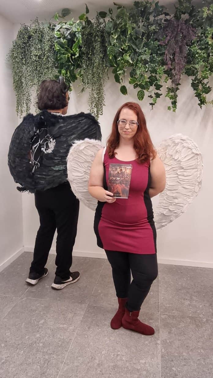 הסופרת נעמה בר שירה בארוע השקת הספר שלה שער הצללים צלם יחצ מאשרת פרסום תמונה ללא תשלום